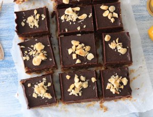 GEZONDE CHOCOLADE FUDGE BARS MET KOFFIE EN NOTEN - CHICKSLOVEFOOD