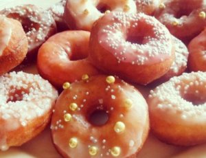 Een geweldige variant op de oliebol: glitterende mini donuts!