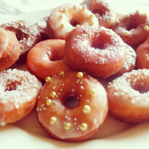 Een geweldige variant op de oliebol: glitterende mini donuts!