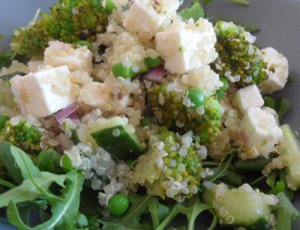 quinoa met broccoli, bladgroenten en feta