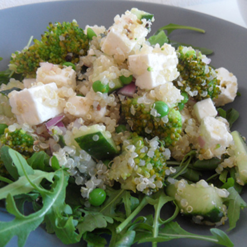 quinoa met broccoli, bladgroenten en feta