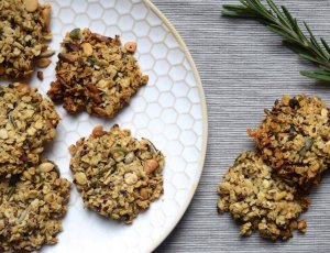 Haverkoekjes met zaden en rozemarijn