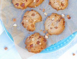 FUDGE KOEKJES MET WITTE CHOCOLADE EN HAZELNOTEN