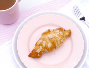 CROISSANTS GEVULD MET FRAMBOZEN JAM EN SPIJS