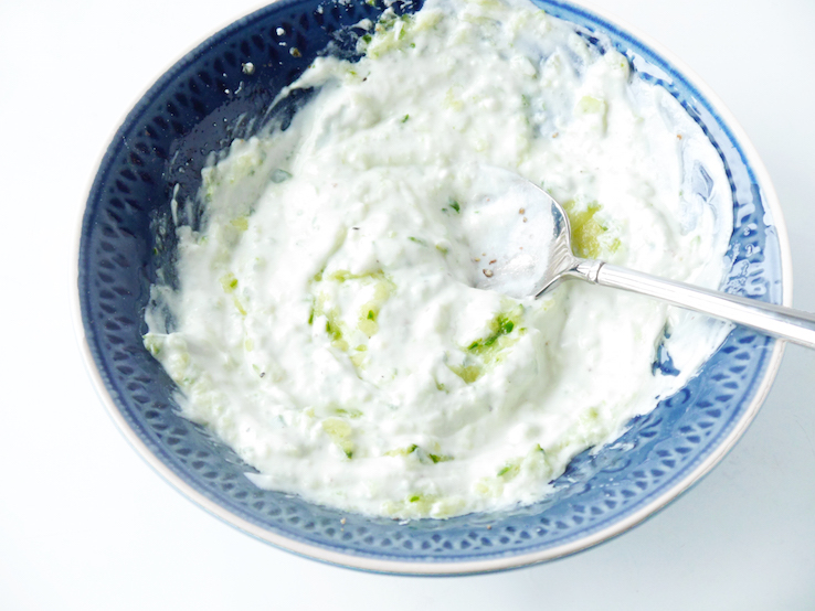 KOMKOMMER YOGHURT DRESSING - CHICKSLOVEFOOD.COM