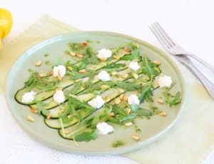 COURGETTE CARPACCIO RECEPT MET RUCOLAPESTO - CHICKSLOVEFOOD.COM