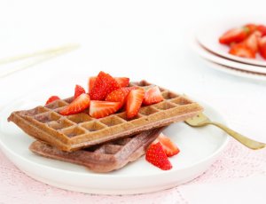 GEZONDE AARDBEIENWAFELS RECEPT - CHICKSLOVEFOOD