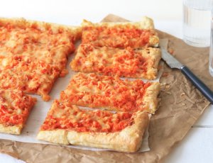 RECEPT PLAATTAART MET PAPRIKA WORTEL EN GERASPTE KAAS - CHICKSLOVEFOOD