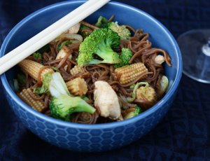 SOBANOEDELS MET KIP BROCCOLI CHINESE KOOL EN BABY MAIS - CHICKSLOVEFOOD