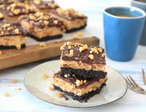 pindakaas-cheesecake-bars-zijkant-chickslovefood