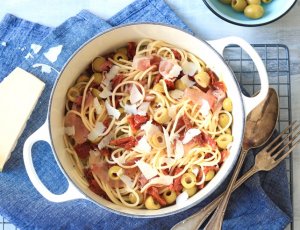 spaghetti-olijven-zongedroogde-tomaat-prosciutto2-chickslovefood.jpg