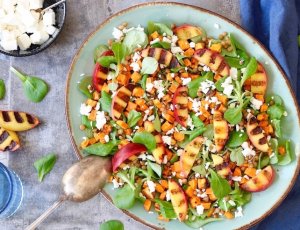 Zoete aardappelsalade met gegrilde nectarine