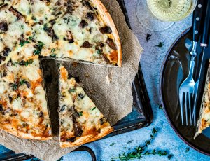 Hartige taart met paddenstoelen en gorgonzola