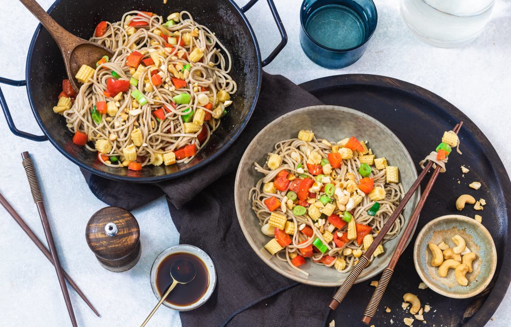 Soba noedels met mini maïs