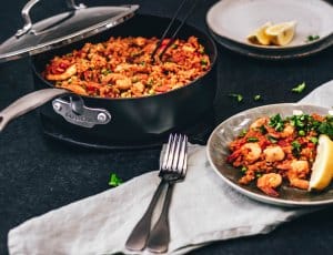 One pot paella met kip en garnalen