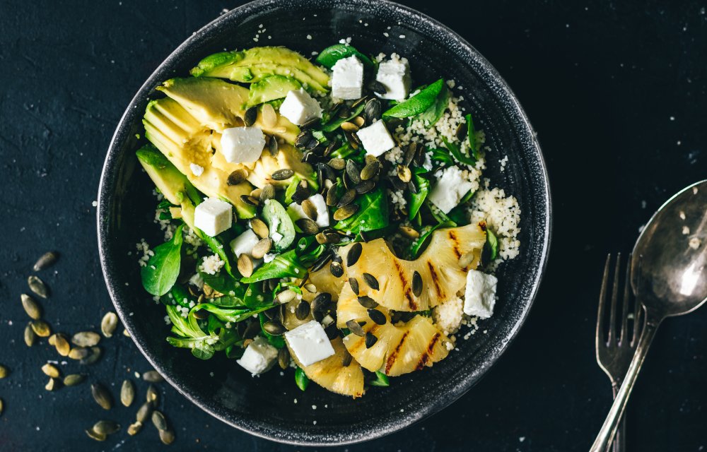 Couscoussalade met gegrilde ananas, avocado en feta