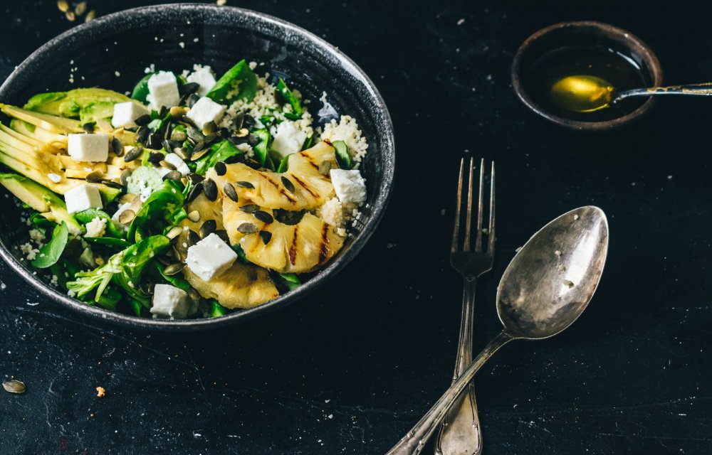 Couscoussalade met gegrilde ananas, avocado en feta