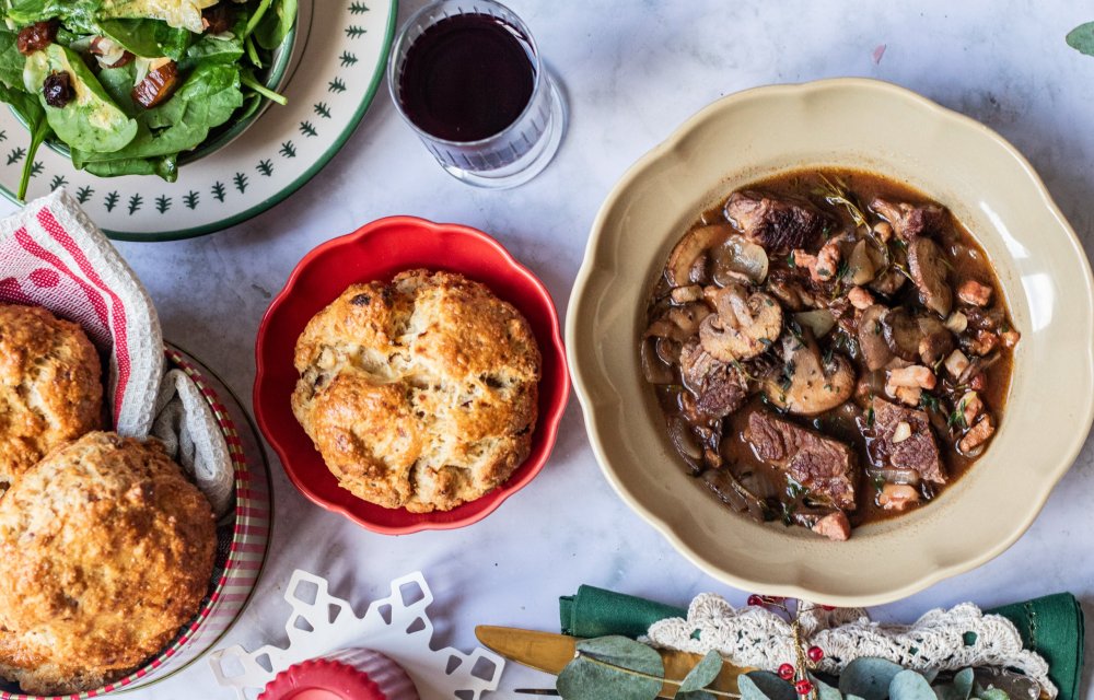 Boeuf bourguignon met kaas-uienbroodjes en spinaziesalade