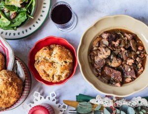 Boeuf bourguignon met kaas-uienbroodjes en spinaziesalade