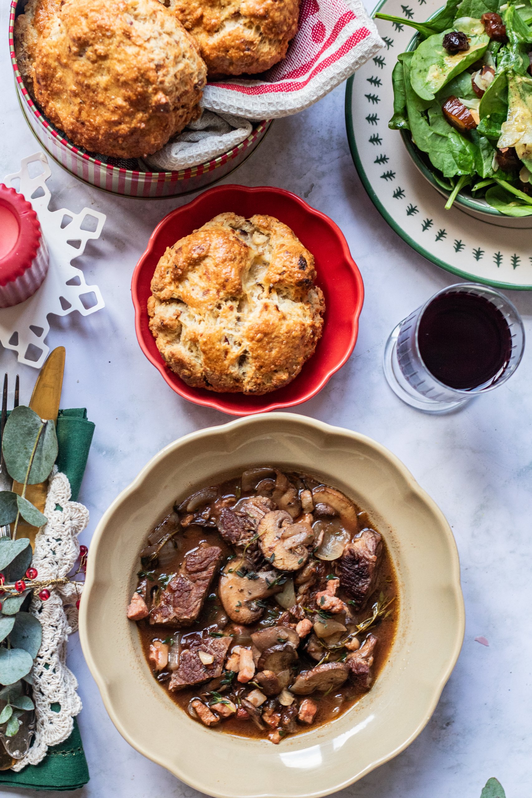 Boeuf bourguignon met kaas-uienbroodjes en spinaziesalade