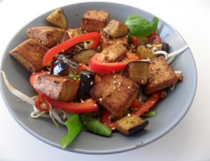Salade met gemarineerde tofu