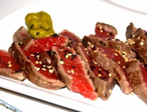 Heel kort gebakken, rauw en supermals van binnen! En nu dopen maar in die sojasaus!