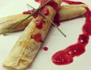 De camembertrolletjes met cranberry-portsaus. YUM!