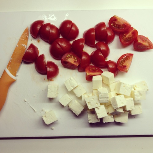 Een minimale voorbereiding: even de tomaatjes en de feta in stukjes snijden.