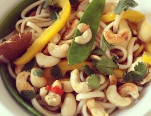 Lauwwarme noedelsalade