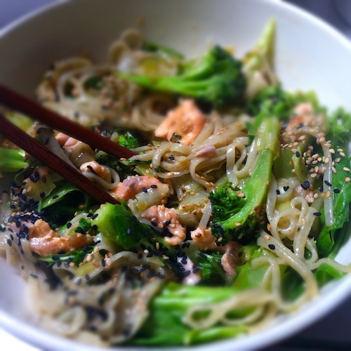 Een bak vol gezondheid: groene thee noodles met zalm en broccoli. 
