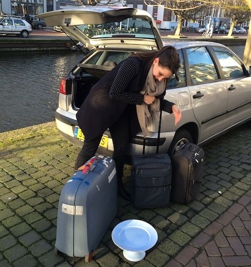De shoot was bij mij thuis in Den Haag en dus kwam Nina 's ochtends vroeg naar Den Haag met maar liefst 3 (!) koffers vol boodschappen, bordjes, bestek en kleding!