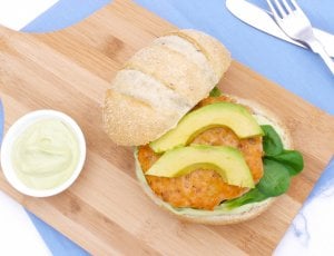 ZALMBURGER MET AVOCADOSPREAD