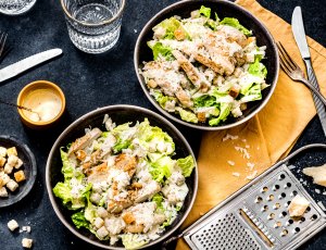 Caesar salade met gegrilde kip