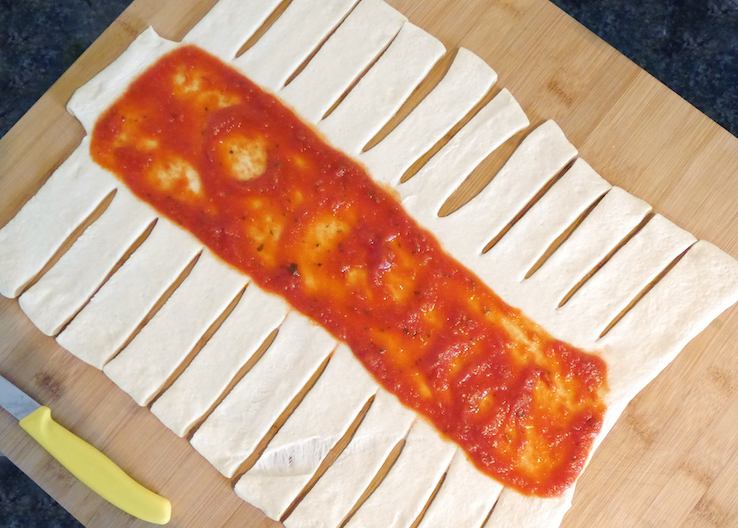 pizzadeeg-met-tomatensaus - CHICKSLOVEFOOD