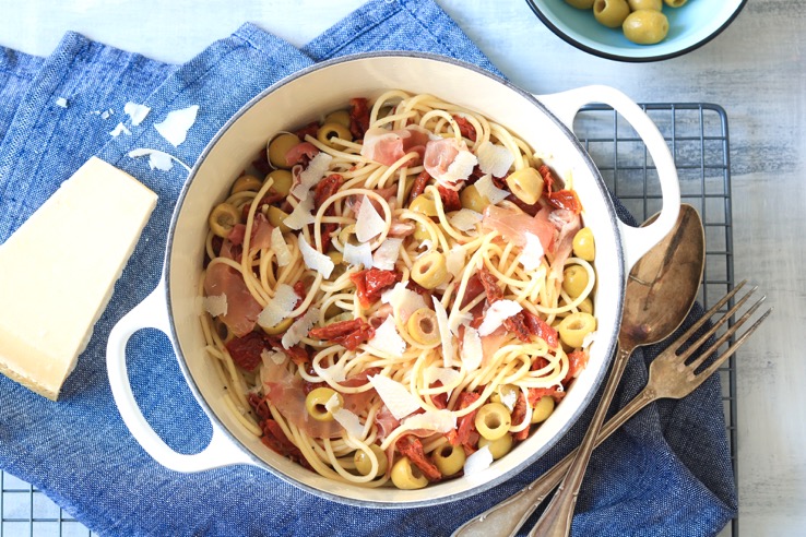 spaghetti-olijven-zongedroogde-tomaat-prosciutto2-chickslovefood.jpg