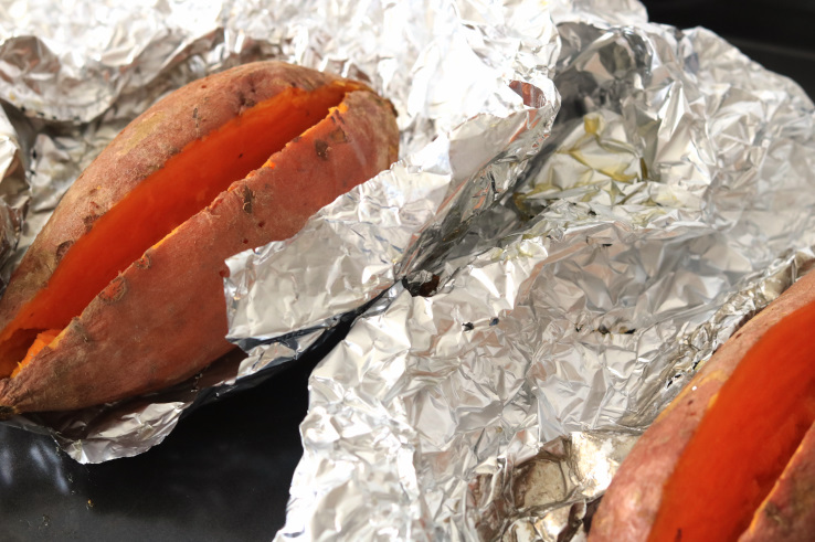 zoete-aardappel-opengesneden-aluminiumfolie-chickslovefood