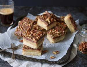 https://chickslovefood.com/app/uploads/2018/03/banoffee-millionaire-shortbread-eindfoto-chickslovefood.jpg