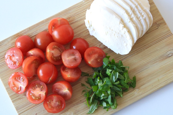 tomaat-basilicum-mozzarella-snijden-chickslovefood