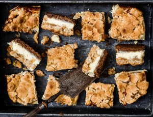 Apple crumble cheesecake bars