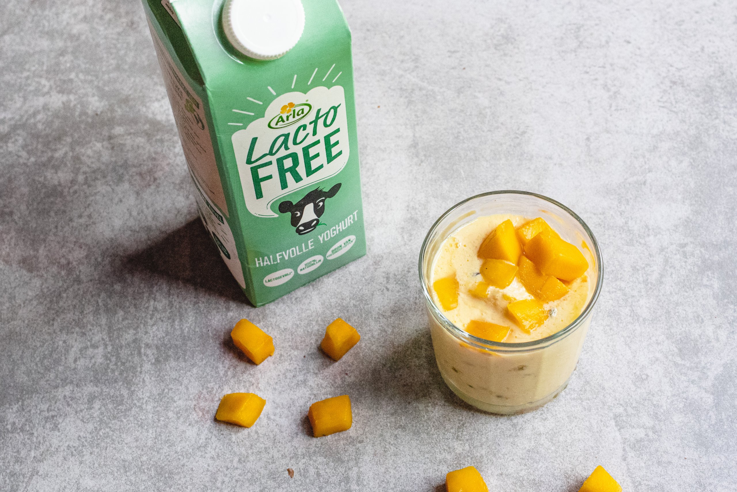 Tropische frozen yoghurt met mango en passievrucht