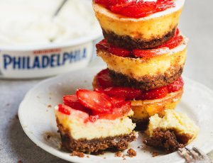 Mini-cheesecakes met aardbeien