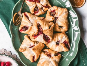 bladerdeeghapjes met brie en cranberry