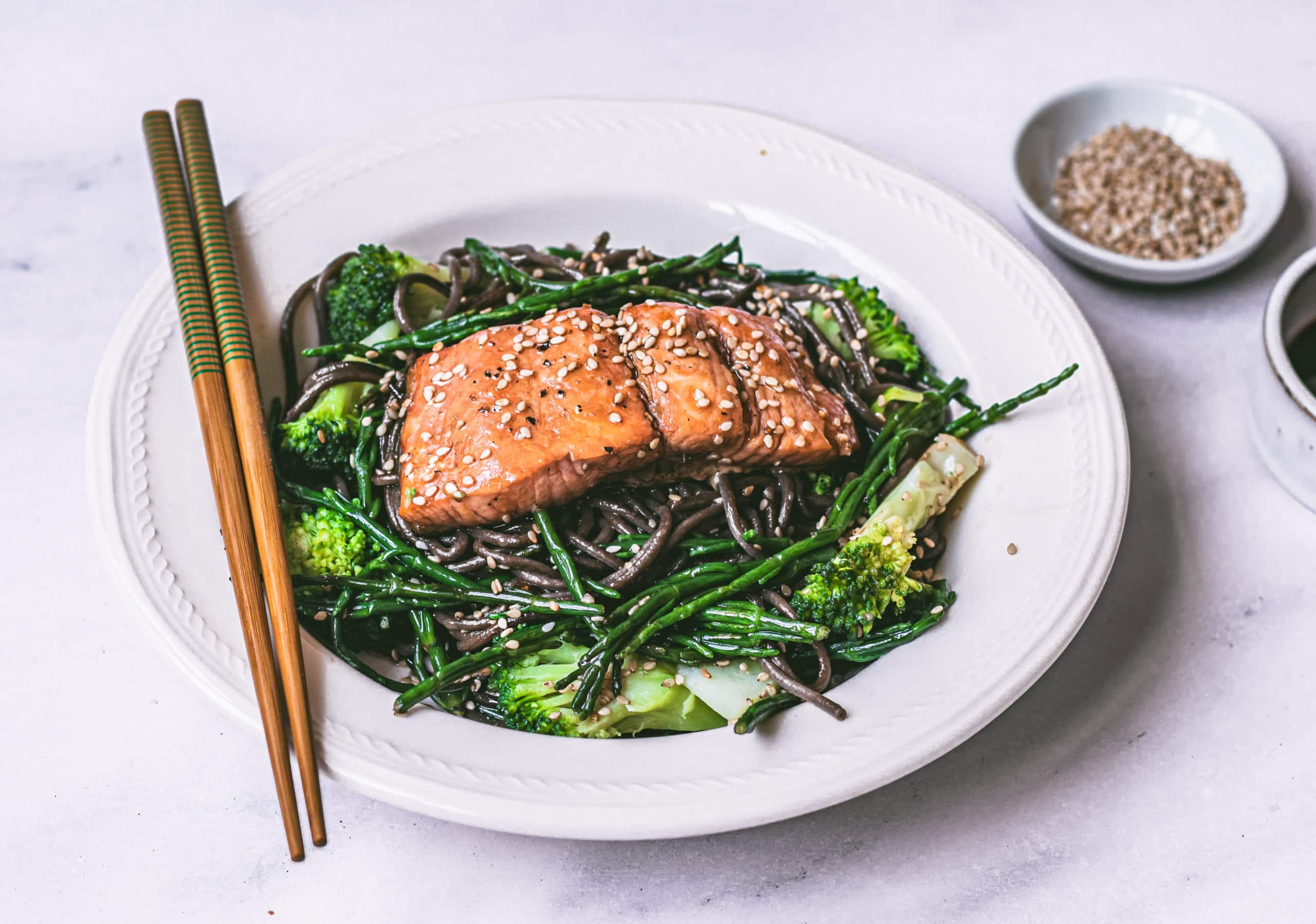 sobanoedels met zalm en zeekraal