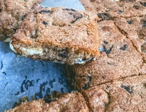 Cookie cake traybake