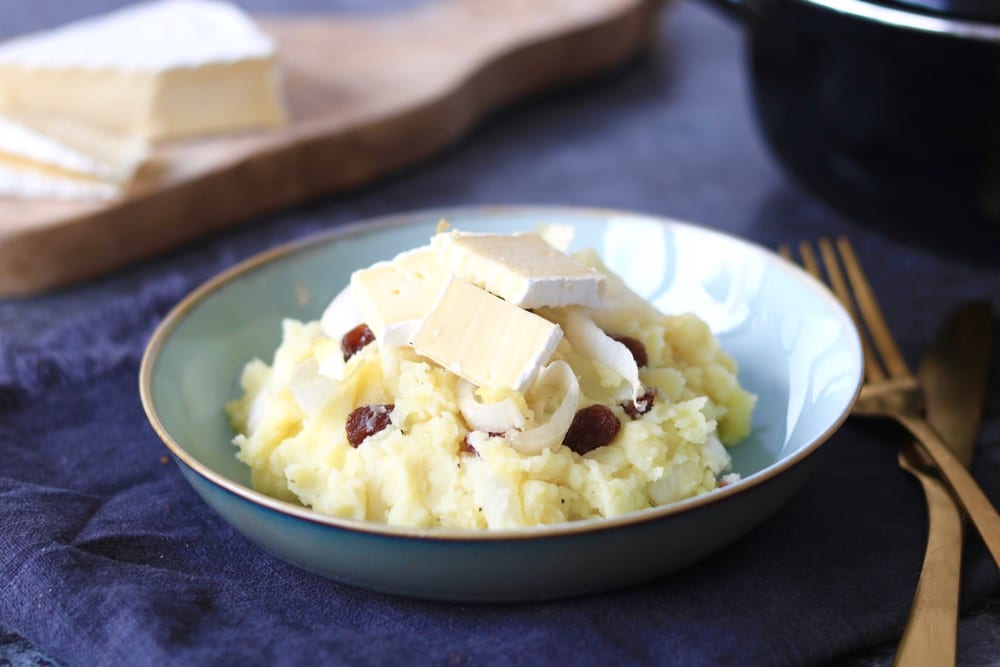 Witlofstamppot met brie en rozijnen