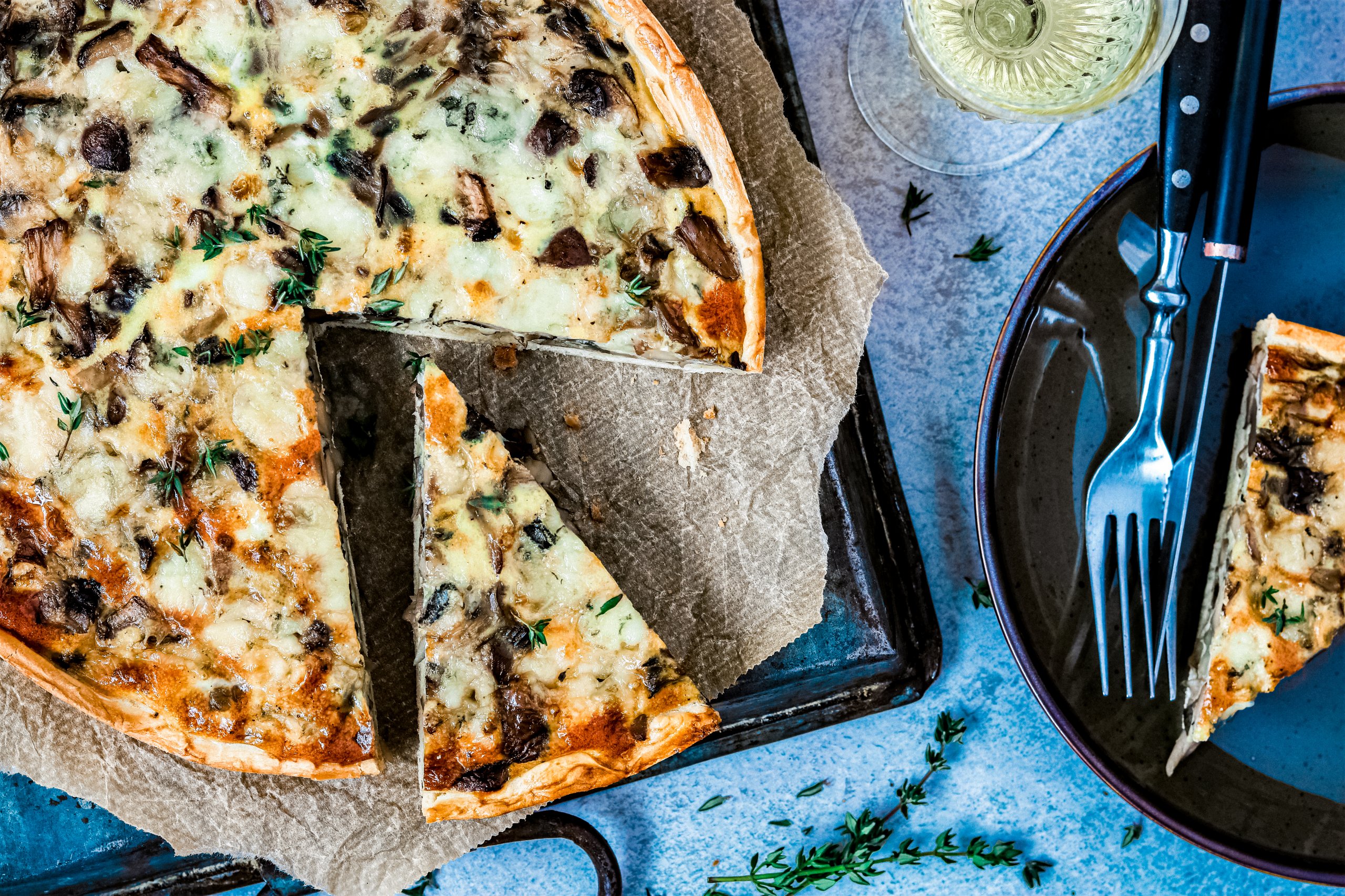 Hartige taart met paddenstoelen en gorgonzola