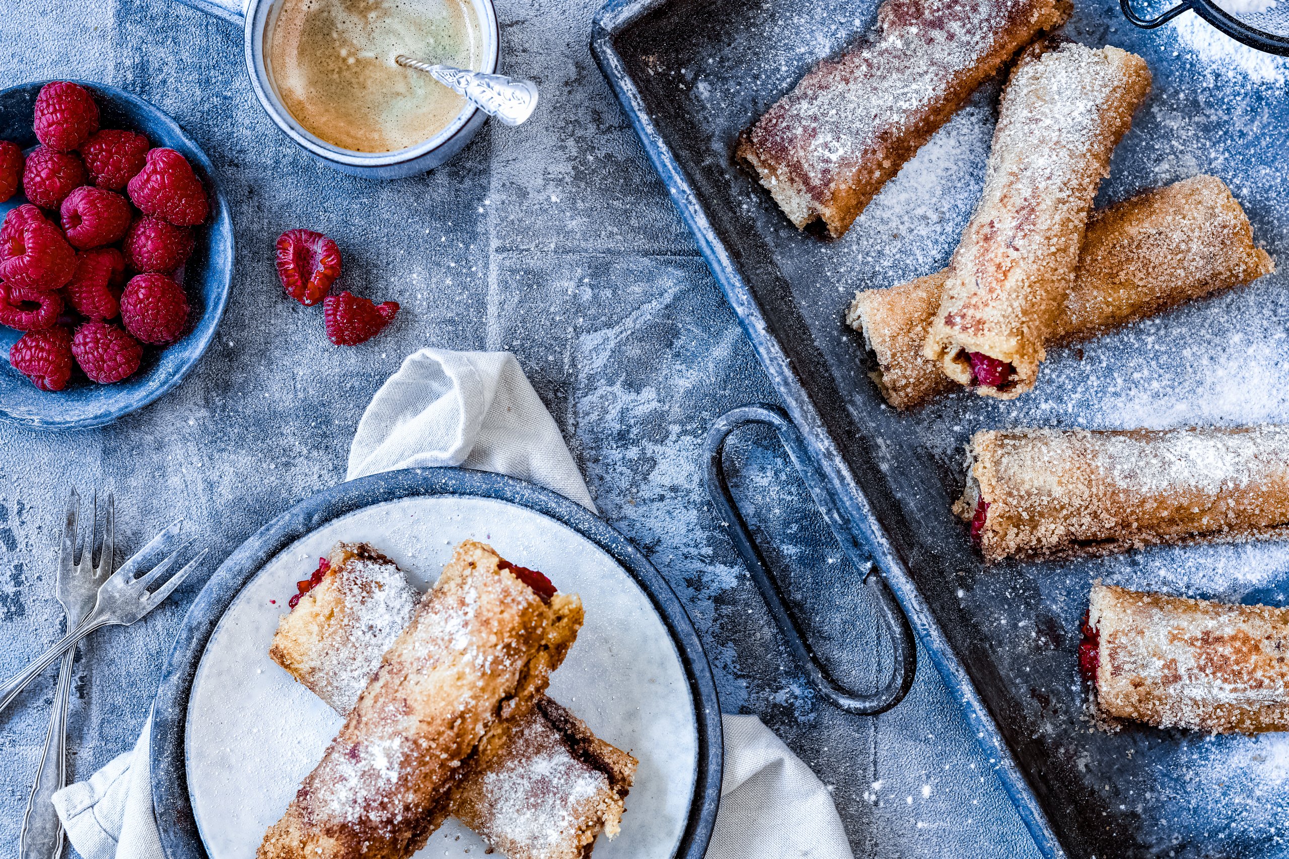 Wentelteefrolletjes met chocoladepasta en frambozen