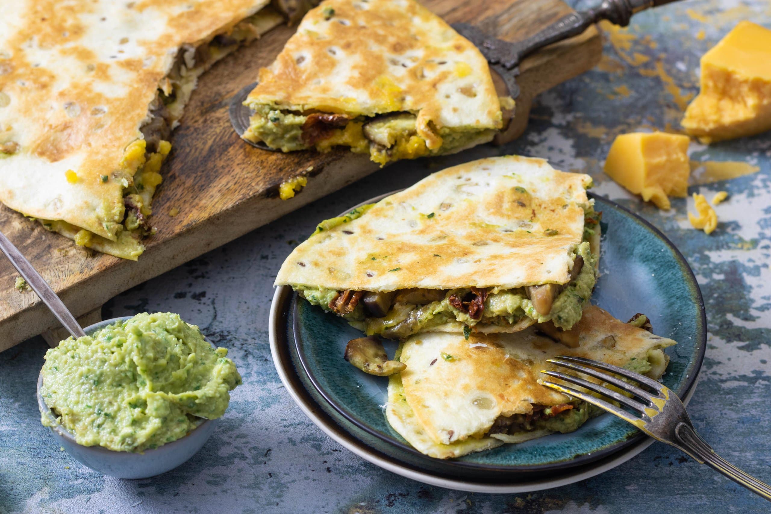 Quesadilla’s met avocadopesto en aubergine