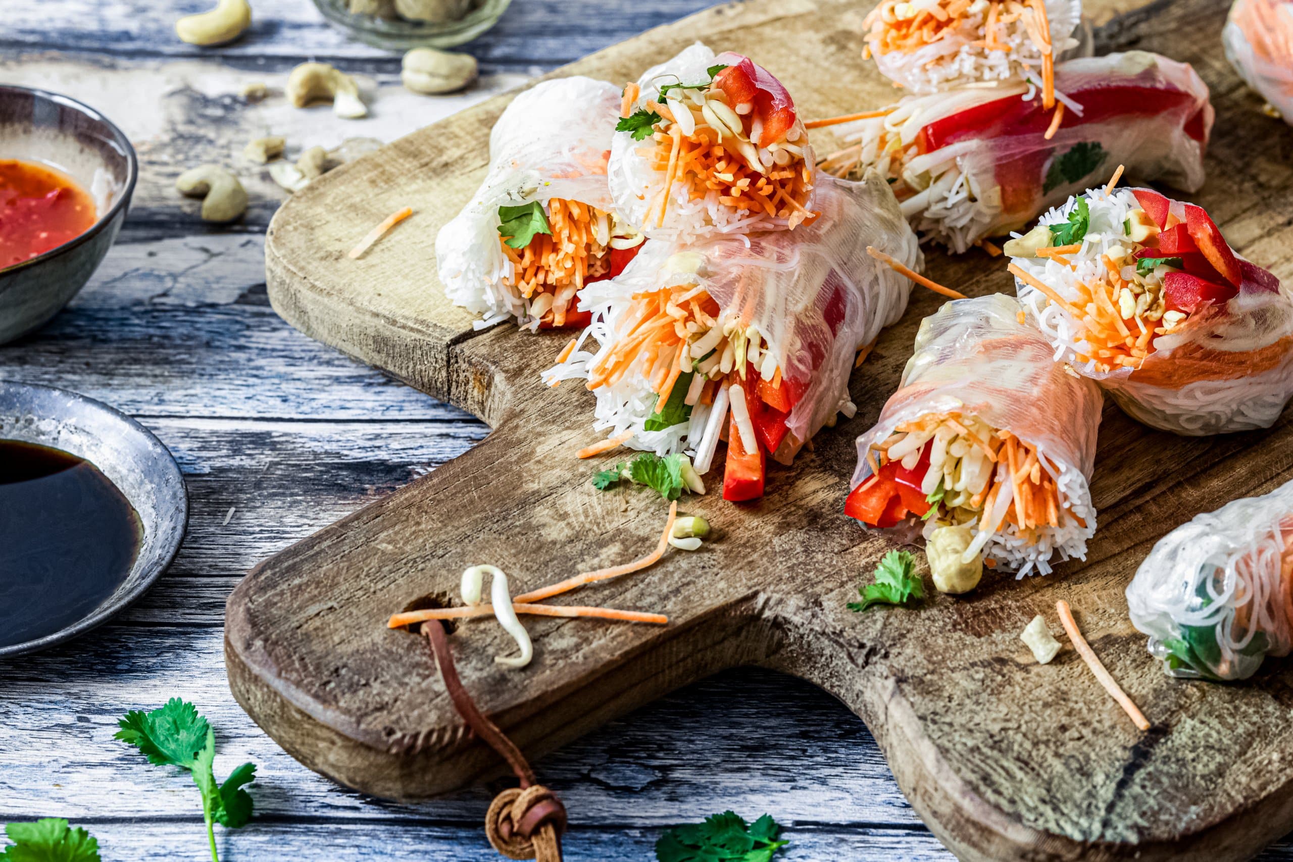 Vegetarische summer rolls met rode pepersaus