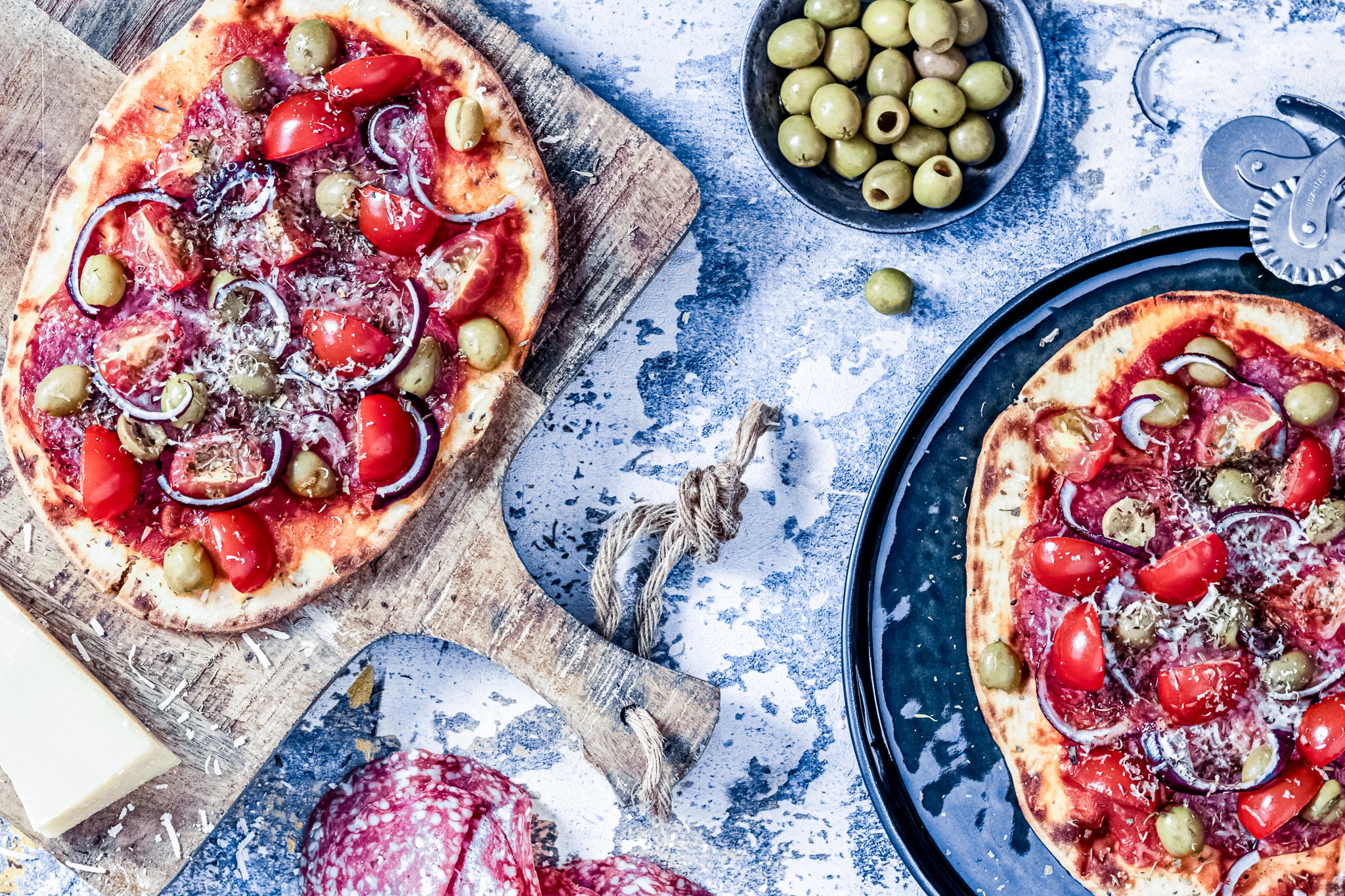 naanbrood pizza met salami en olijven